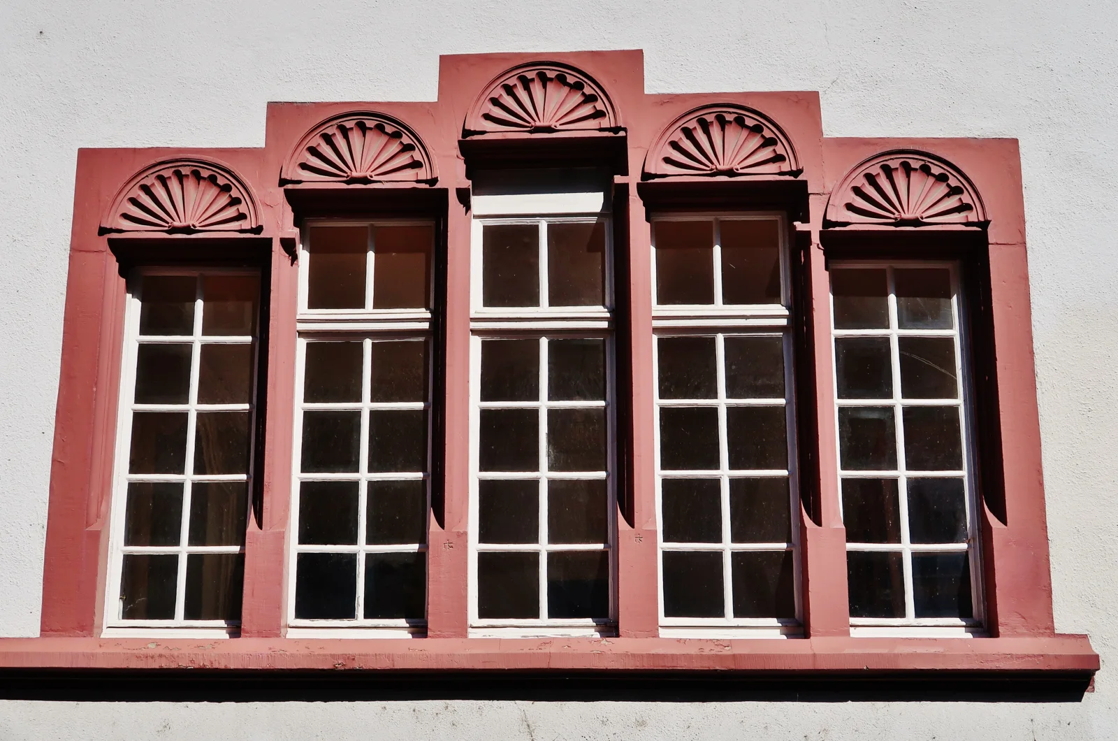 Fenstergewände aus rotem Sandstein