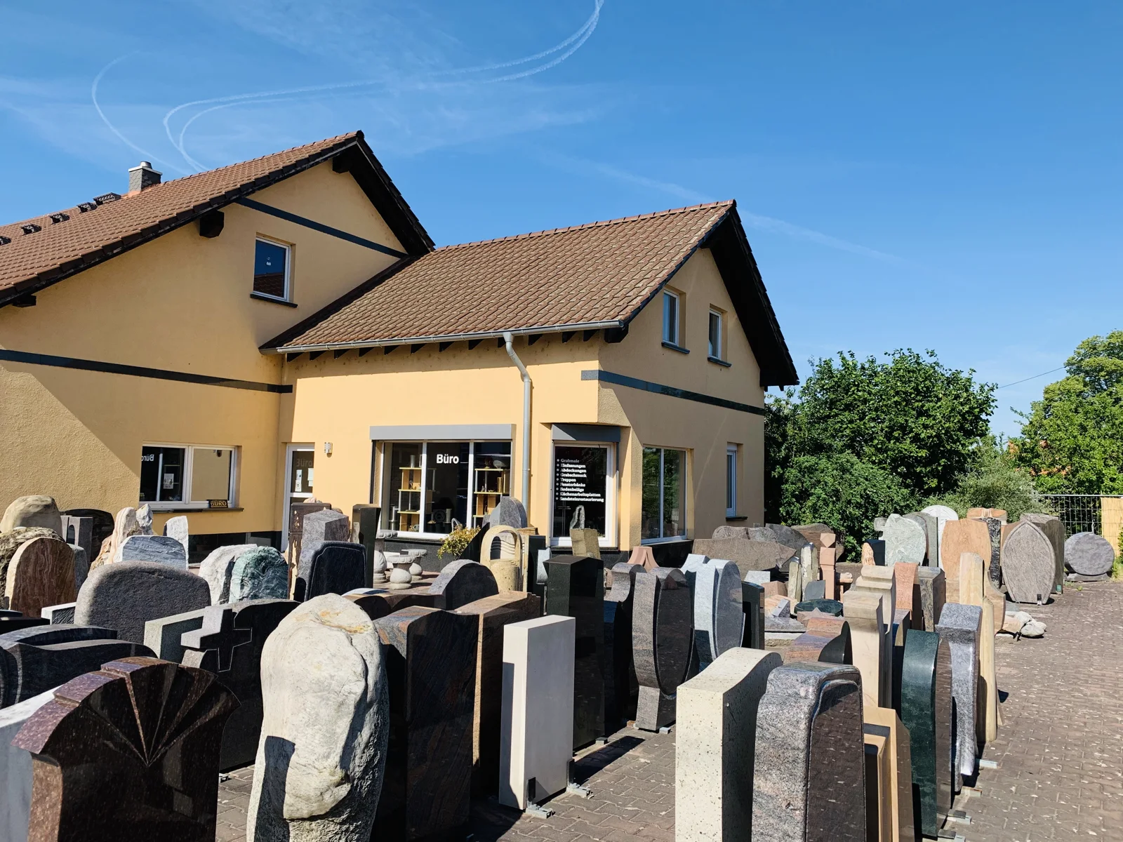 Gebäude mit ausgestellten Grabsteinen bei Gundersdorff