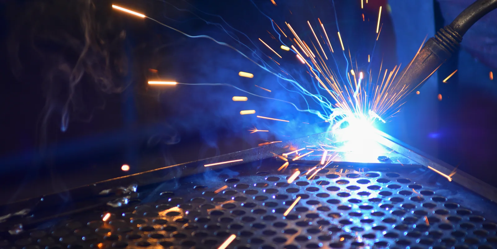 Schweißarbeit mit Funkenflug als Motiv zum Metallbau